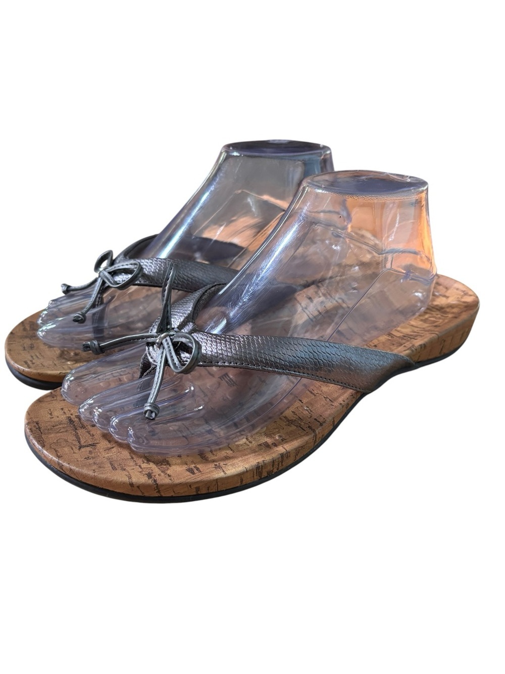 Vionic Cassie Toe Post Sandals in Metallic Silver – Sz 10